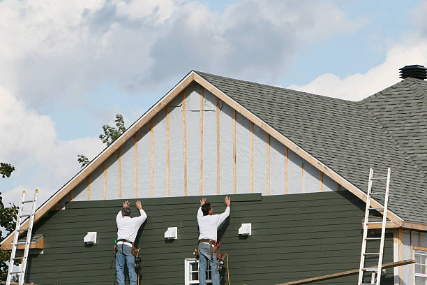 Professional Siding technician working in Green Bay, VA